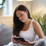 How to Handle Receiving a Text from Your Ex: Should Your Boyfriend Know?